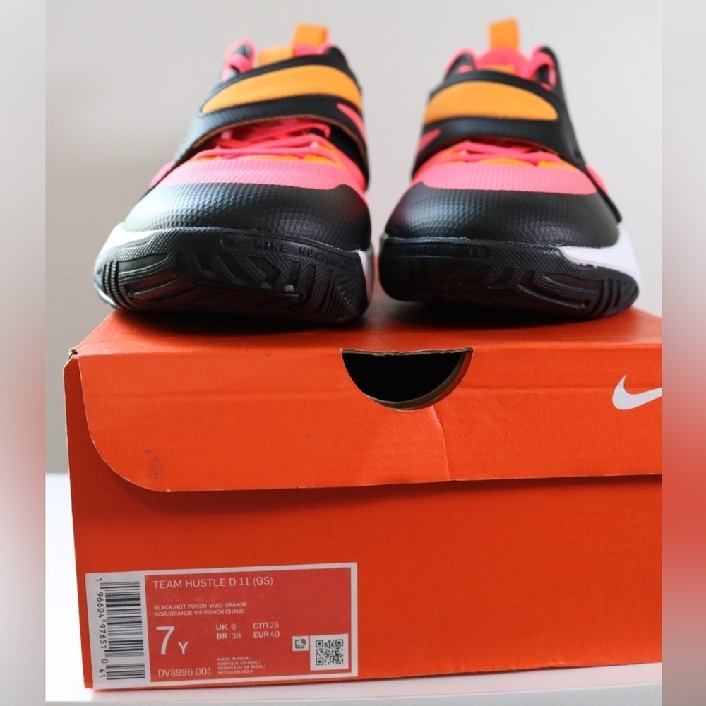 NWB Nike Team Hustle D 7Y Big Kids' Basketball Shoes DV8996-001 Black/Pink - Picture 4 of 10